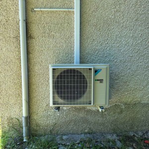 Unité extérieure Daikin installée en façade sur immeuble Paris 8
